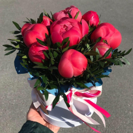 Коробки с пионами
